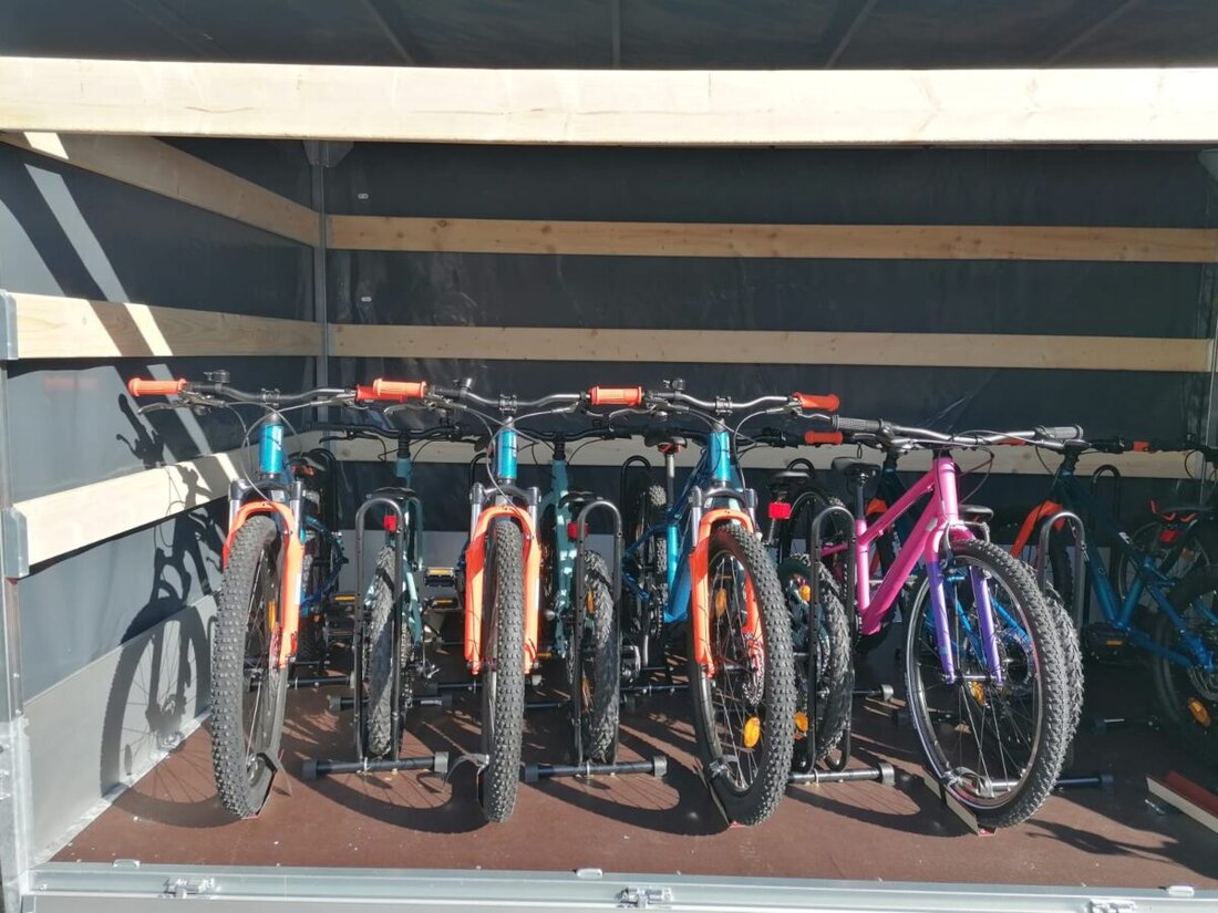 Waldsassen. Mit einer großzügigen Kreisverkehrswacht Tirschenreuth Fahrradspende von rund 10.000 Euro setzen die Verantwortlichen ein starkes Zeichen für die Verkehrssicherheit von Grundschulkindern. Zwölf neue Kinderfahrräder samt maßgefertigtem Fahrradanhänger sollen künftig im gesamten Schulamtsbezirk Tirschenreuth im Einsatz sein und die Ausbildung der jungen Verkehrsteilnehmer unterstützen.