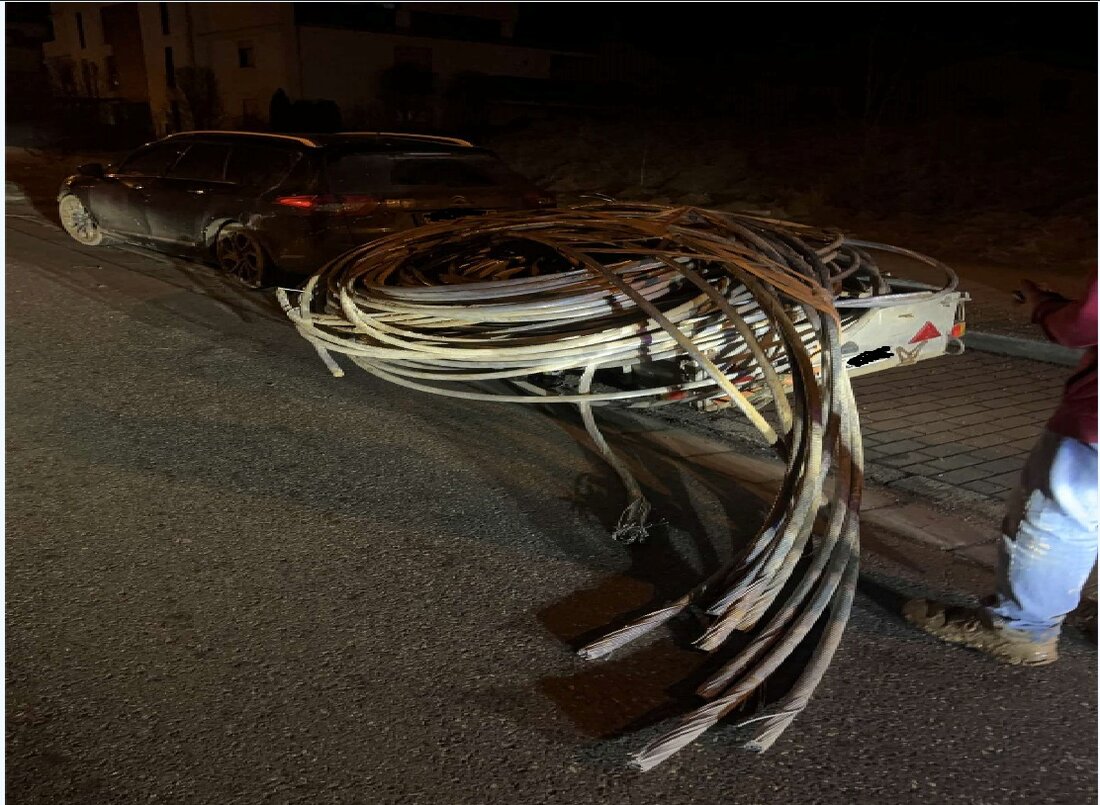 Weiden. Ein 64-Jähriger fuhr mit einem mit Diebesgut überladenen Anhänger durch die Leimberger Straße; ein Reifen platzte, Teile fielen herab. Die Spur führte zu einer Baustelle. Zwei Autos hatten Reifenschäden.
