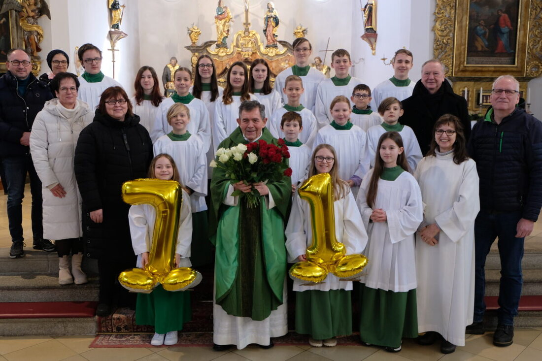 Floß. Pfarrer Max Früchtl feierte überraschend seinen 71. Geburtstag nach der Sonntagsmesse in der St. Johannes der Täufer Kirche, umgeben von der Gemeinde, die seine Arbeit und Nähe schätzt.