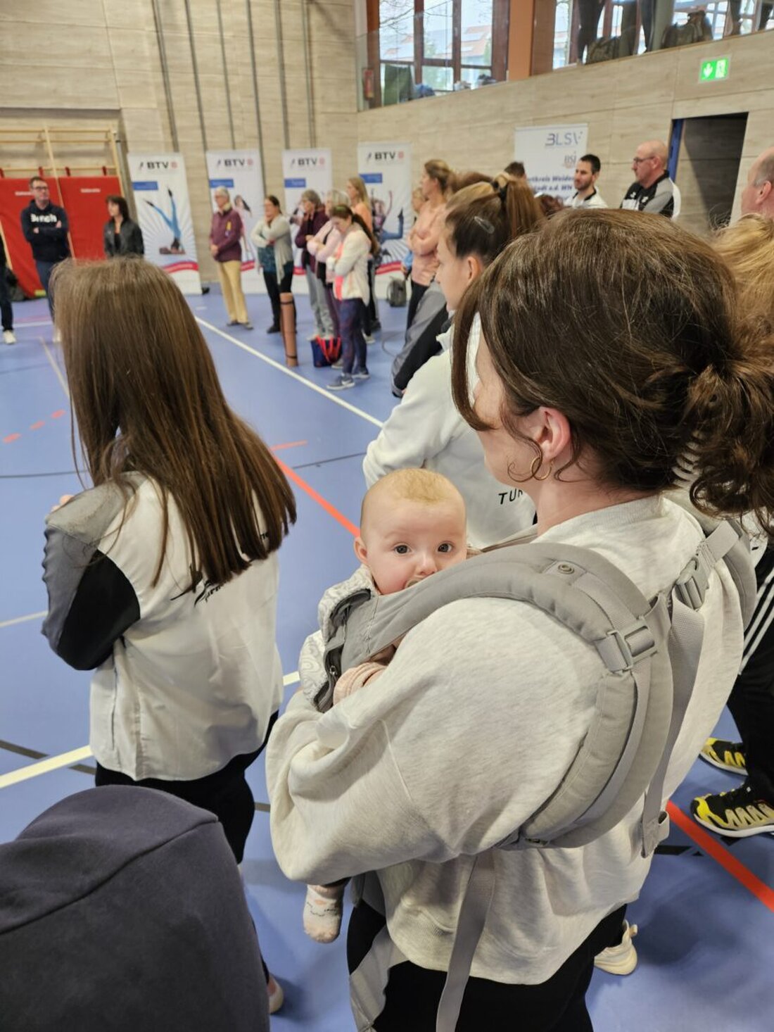 Vohenstrauß. Rund 100 Übungsleitende nahmen am Wochenende an einem Lehrgang zur Lizenzverlängerung des BLSV und BTV teil, bei dem Fitness und Austausch im Mittelpunkt standen. Workshops boten von Ausdauertraining bis Yoga vielfältige Weiterbildungsmöglichkeiten.