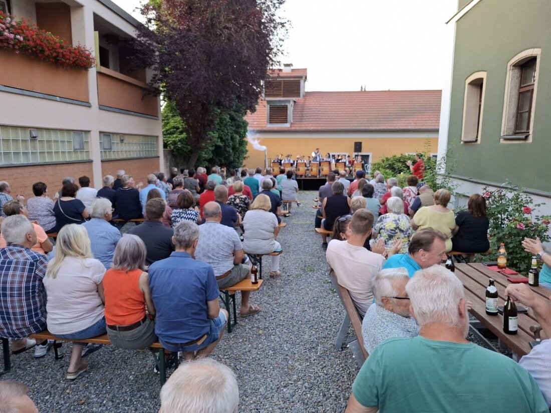 Eslarn. Blasmusik liegt im Trend und gerade die Sommermonate sind die Zeit der Serenaden. Mit diesem Gedanken organisiert der SPD-Ortsverein Eslarn drei musikalische Sommerabende im Herzen des Marktes.