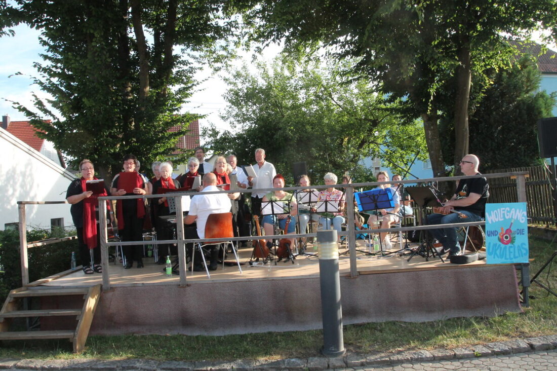 Waidhaus. Bei bestem Serenadenwetter begeisterten die Ukulelas und die Chorgemeinschaft Waidhaus/Vohenstrauß am 8. Juli mit Hawaii-Sounds und Volksliedern. Weiter geht es am 15. Juli um 19 Uhr mit Bockl-Blech.