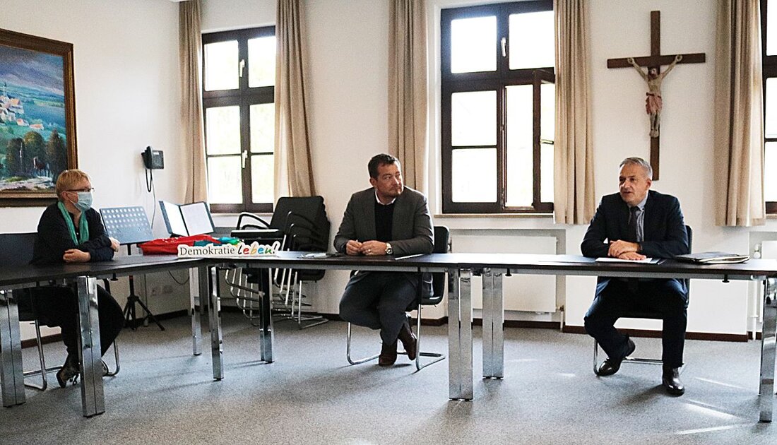 Tirschenreuth. Kooperationen schweißen Partnerschaften für Demokratieförderung zusammen. Wie sich die Teams engagieren und welche Auswirkungen das hat.  Uli Grötsch, Bundestagsabgeordneter der SPD, hat sich im Landratsamt Tirschenreuth über die Arbeit [&hellip;]