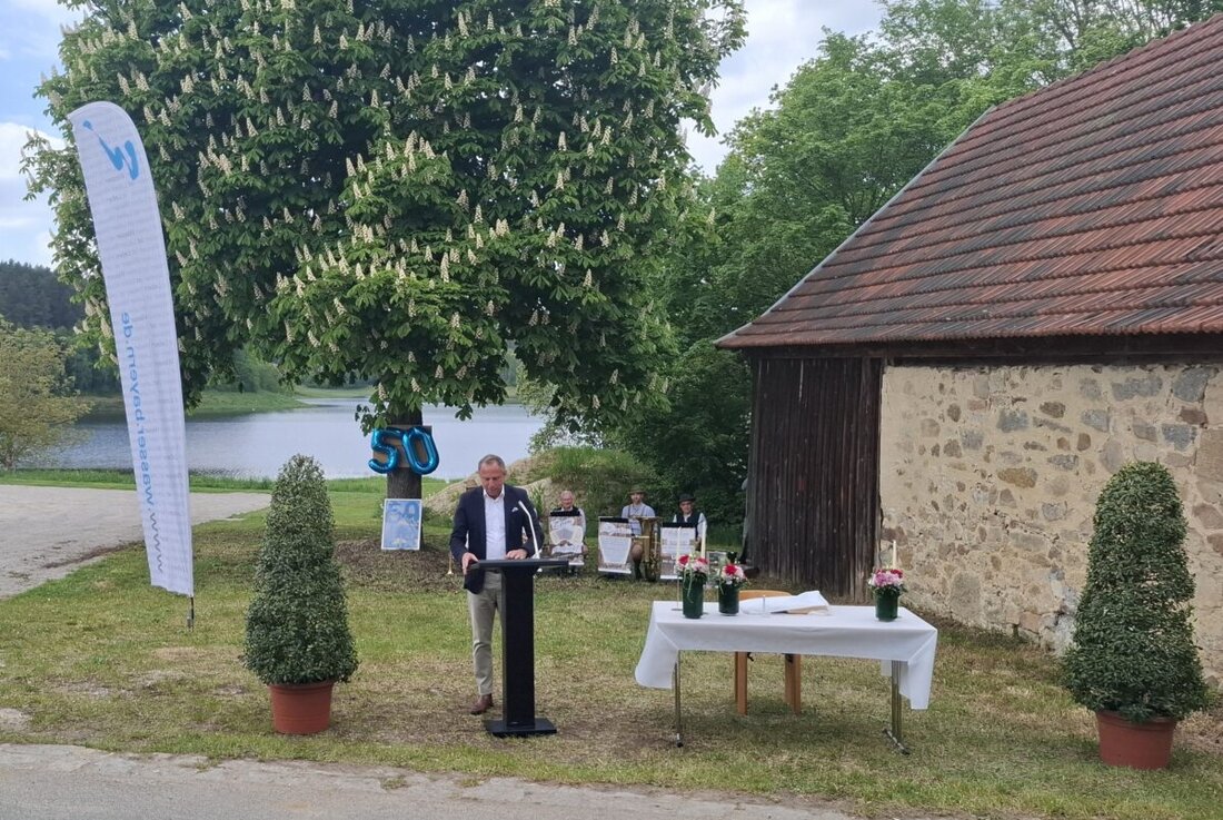 Weiden. Zum 50-jährigen Bestehen der Talsperre Eixendorfer See kam am 9. Mai 2026 Umweltminister Thorsten Glauber. Er besuchte den See bei Neunburg vorm Wald und Rötz. Das Wasserwirtschaftsamt Weiden lud zum Festakt.