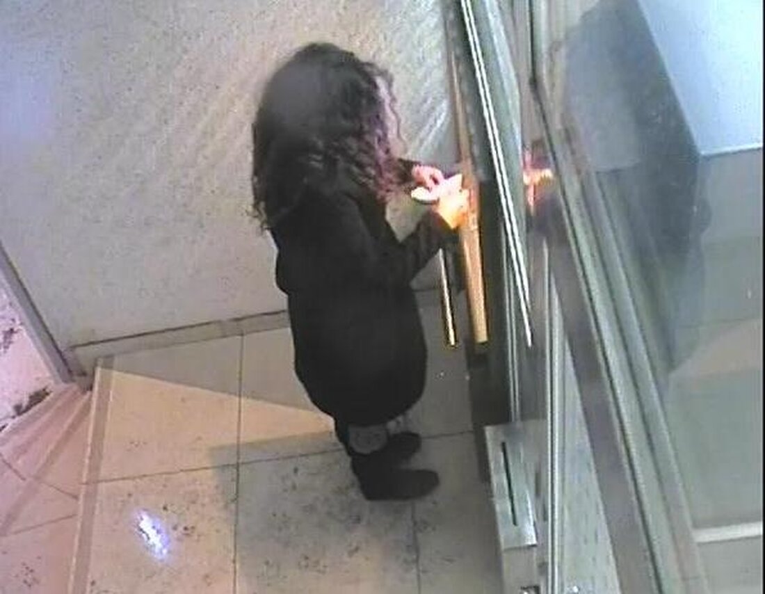 Weiden. Schon im Januar fahndete die Weidener Polizei nach einer jungen Frau, die einer Rentnerin (85) Ende letzten Jahres den Geldbeutel samt EC-Karte gestohlen haben soll. Danach hob sie an einem Geldautomaten einen [&hellip;]