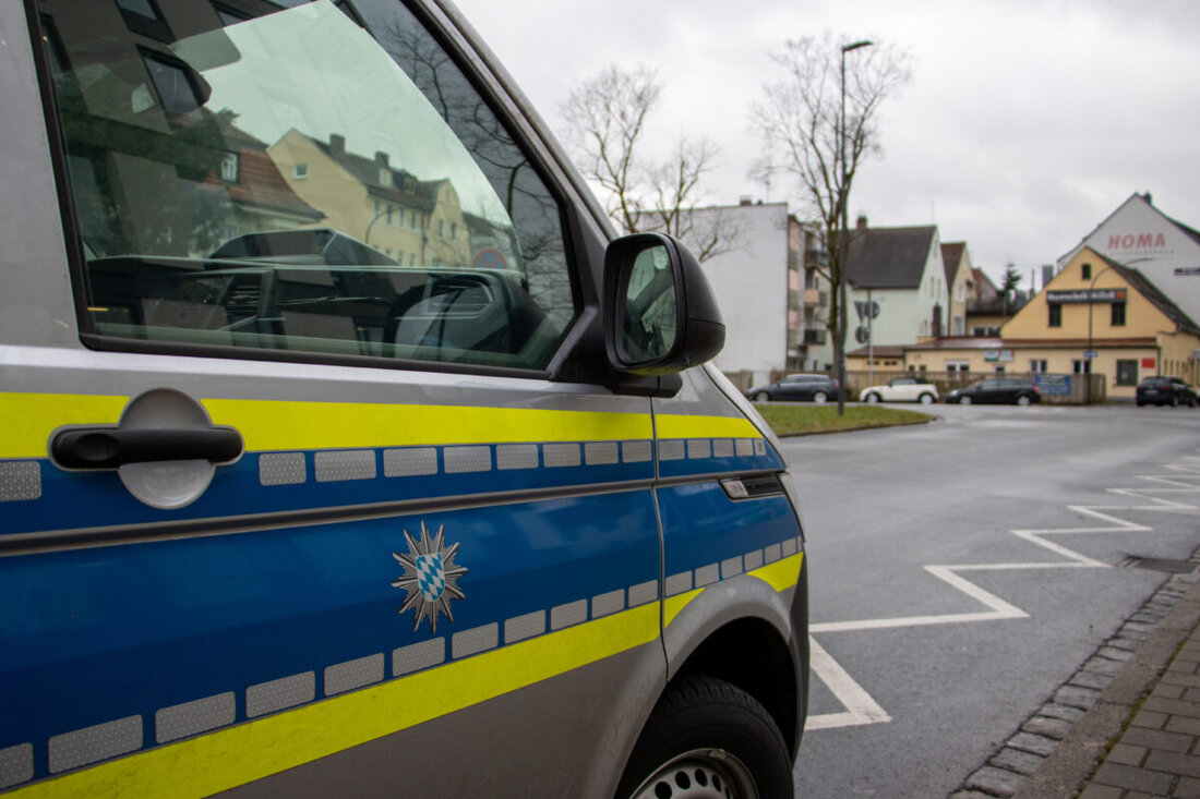 Rothenstadt. Ein Auto kollidierte am 3. August 2025 mit einer Radfahrerin, die dabei mittelschwer verletzt wurde und ins Klinikum Weiden eingeliefert wurde; Sachschaden beläuft sich auf etwa 1.500 €.