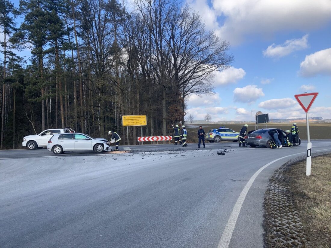 Hahnbach. Ein schwerer Verkehrsunfall hat sich am Vormittag des 17. Februar in Hahnbach ereignet. Eine 35-jährige Autofahrerin und ein 18-jähriger Autofahrer wurden dabei verletzt und mussten zur medizinischen Versorgung ins Krankenhaus gebracht werden.