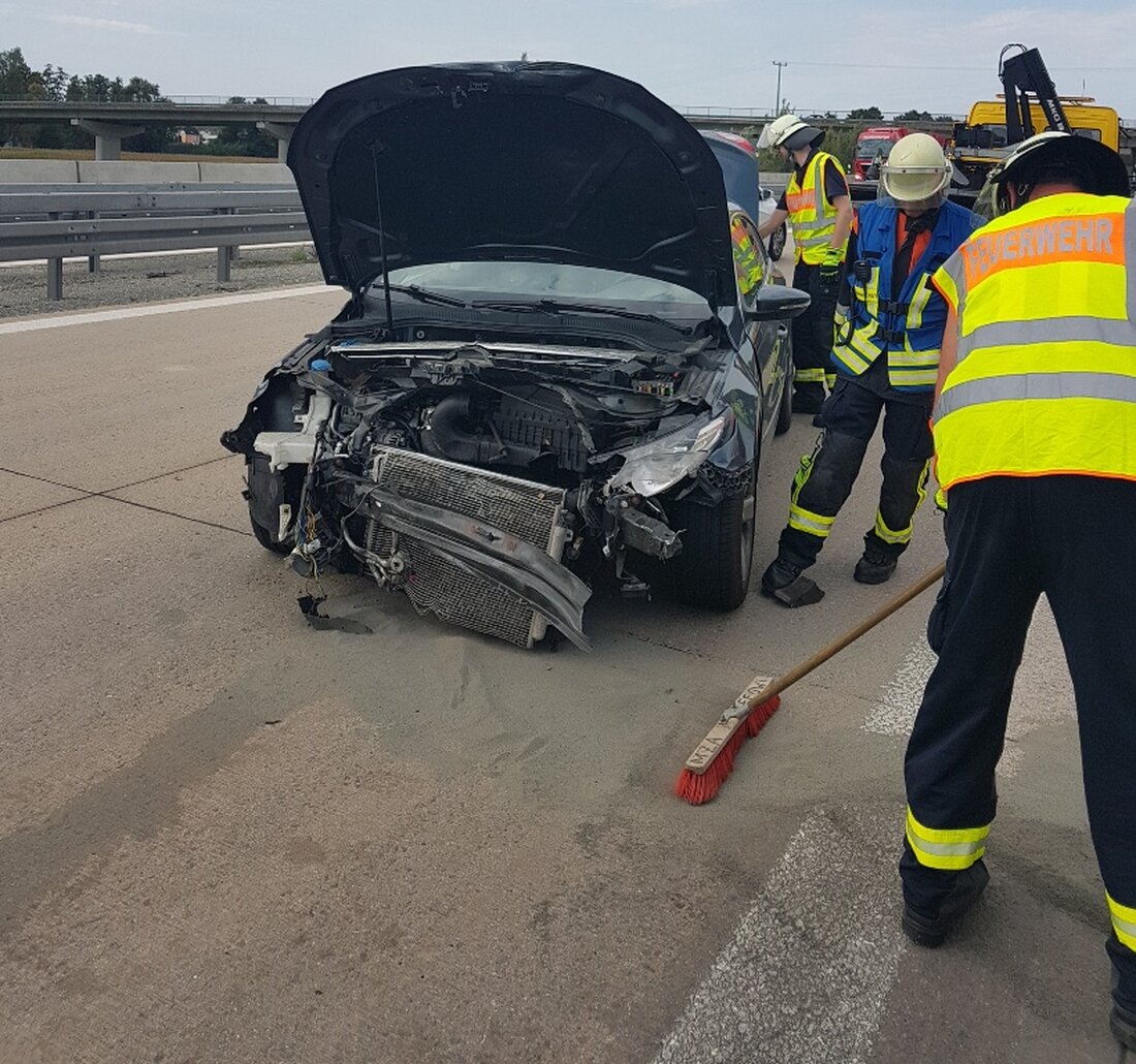 Pirk. Auf der A93 kam es heute Nachmittag zu Verkehrsbehinderungen, nachdem ein Auto gegen die Leitplanke geprallt ist. Ein Auto, besetzt mit zwei Personen, war heute auf der A93 in [&hellip;]