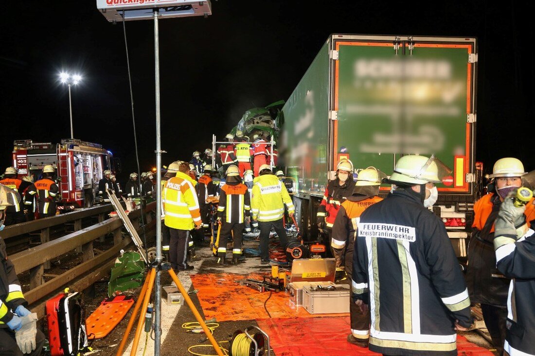 Mitterteich. Erst der Unfall auf Höhe Wiesau – dann kracht es auf der A93 in der Nacht wegen des Rückstaus gleich noch einmal. Ein Lkw fährt ungebremst in einen anderen.  [&hellip;]