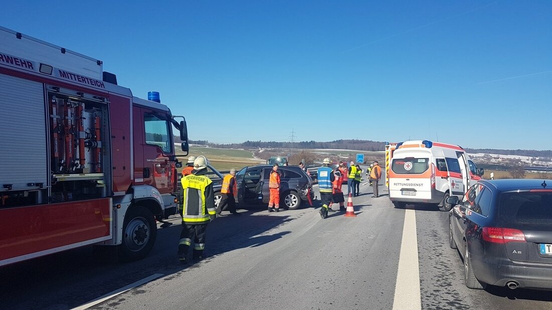 Mitterteich. Wegen eines Unfalls auf der A93 hat sich bei Mitterteich in Fahrtrichtung Hof ein langer Stau gebildet.  Nach einem Unfall zwischen zwei Autos, die beim Überholen zusammen krachten, hat [&hellip;]