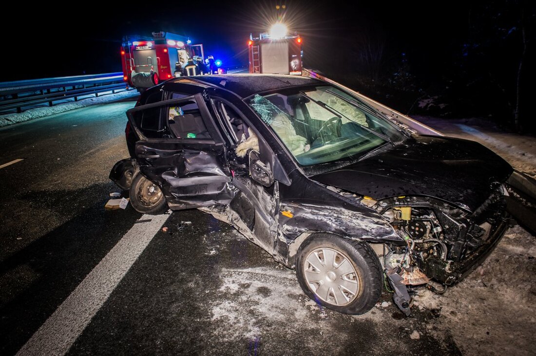 Falkenberg. Auf der A93 ist ein Kleinwagen ins Schleudern geraten und blieb quer auf der Fahrbahn stehen. Ein nachfolgender Autofahrer krachte anschließend fast ungebremst in die Beifahrerseite. Eine junge Mutter [&hellip;]