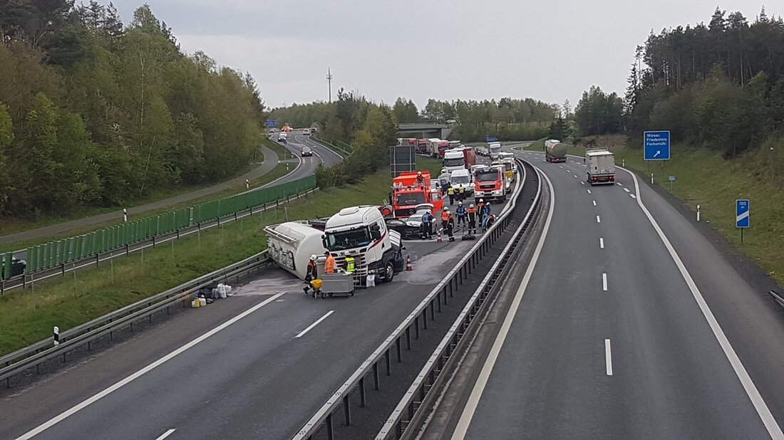 Wiesau. Ein 40-Tonnen-Silolastzug ist auf der A93 umgekippt und hat die komplette Fahrbahn blockiert. Es hat bei dem Unfall mehrfach gekracht.  Wie die Verkehrspolizei mitteilt, ist der Lastwagen auf der [&hellip;]