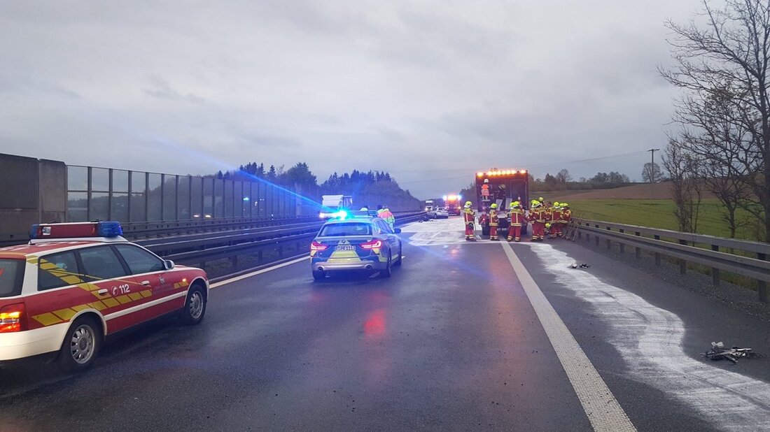 Windischeschenbach. Ein Golf schleudert über die Autobahn und prallt mehrmals gegen die Leitplanke – ein weiteres Auto wird in den Unfall verwickelt. Die A93 war am Mittwochabend in Fahrtrichtung Norden komplett [&hellip;]