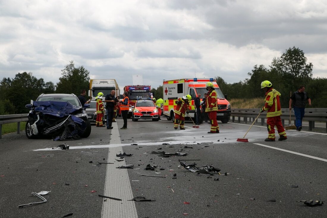 Windischeschenbach. Am Donnerstagnachmittag kam es auf der A93 zwischen den Anschlussstellen Neustadt an der Waldnaab Nord und Windischeschenbach zu einem Unfall mit mehreren Fahrzeugen. Zunächst bildete sich hinter einem Schwertransport, [&hellip;]
