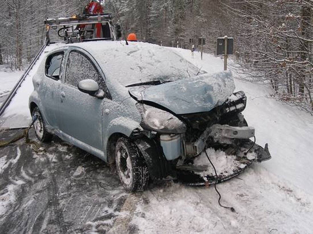 Weiherhammer. Eine Autofahrt eines Weiherhammerer endete mit dem Zusammenstoß mit einem Baum. Offensichtlich war der Mann zu schnell unterwegs.  Bei Schneematsch hat ein Toyota-Fahrer (33) aus Weiherhammer wohl seine Geschwindigkeit nicht [&hellip;]