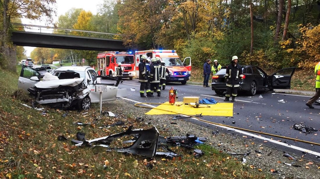 Weiden. Auf der B22 auf Höhe des Reals kam es heute Mittag zu einem schweren Unfall. Mindestens fünf Personen wurden verletzt – drei davon schwer.  Der Unfallverursacher war gerade auf der B22 in [&hellip;]