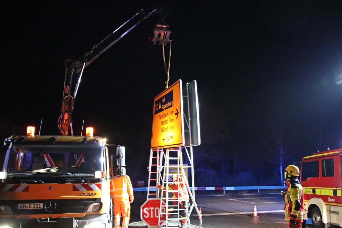 Hütten. Die Abzweigung zur NEW21 bei Hütten an der B299 zieht Unfälle aktuell wohl förmlich an. Schon wieder hat es hier gekracht: Ein Autofahrer hat das Verkehrsschild und einen anderen [&hellip;]