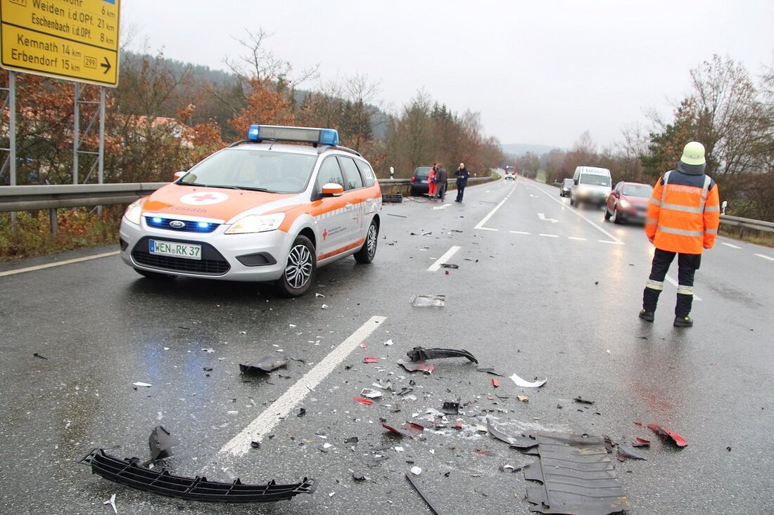 Pressath. Zwei Autofahrer krachten auf der B299 an der Abfahrt zu Pressath zusammen. Zwei Verletzte und Totalschäden waren die Folge. Glück im Unglück hatten am Samstagvormittag zwei Autofahrer bei einem [&hellip;]