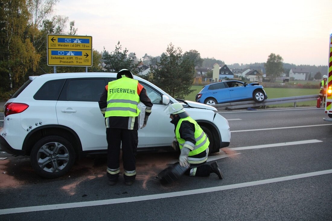 Schwarzenbach. Am Freitagabend prallten auf der B470 an der Ausfahrt Schwarzenbach zwei Fahrzeuge zusammen. Zwei Personen wurden dabei verletzt. Eine Frau (70) aus dem Zulassungsbereich Vohenstrauß wollte gegen 17.30 Uhr mit [&hellip;]