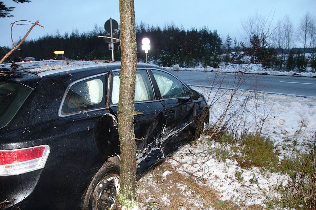 Grafenwöhr. Schon gestern kam es bei Grafenwöhr zu zwei Unfällen wegen Schnee. Heute ging die Pechsträhne der Autofahrer weiter. Eine Person wurde bei dem Unfall verletzt. Heute um kurz nach [&hellip;]