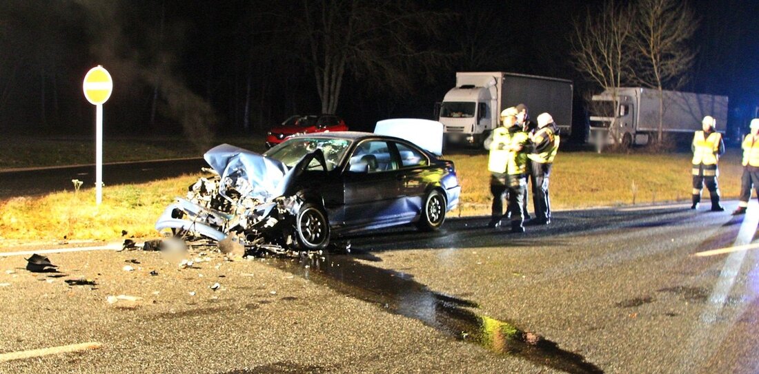 Pressath. Ein Militär-Truck und ein Auto sind auf der B470 auf Höhe des Parkplatzes “Kahrmühle” ineinander gekracht. Zurück blieb sehr viel Blechschaden.  Der Militär-Lkw der US-Armee war im Konvoi von [&hellip;]