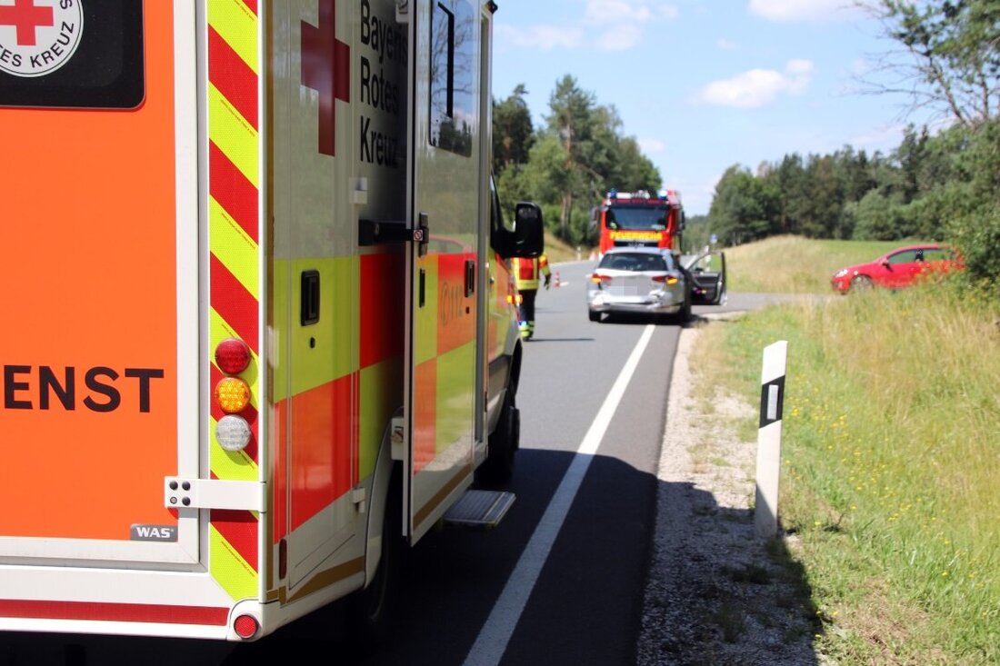 Schwarzenbach. Auf der B470 bei Schwarzenbach hat es gekracht: Zwei Autos, die in Richtung Eschenbach unterwegs waren, sind ineinander gekracht.  Rettungskräfte haben eine Fahrerin (19) nach dem Auffahrunfall ins Krankenhaus [&hellip;]