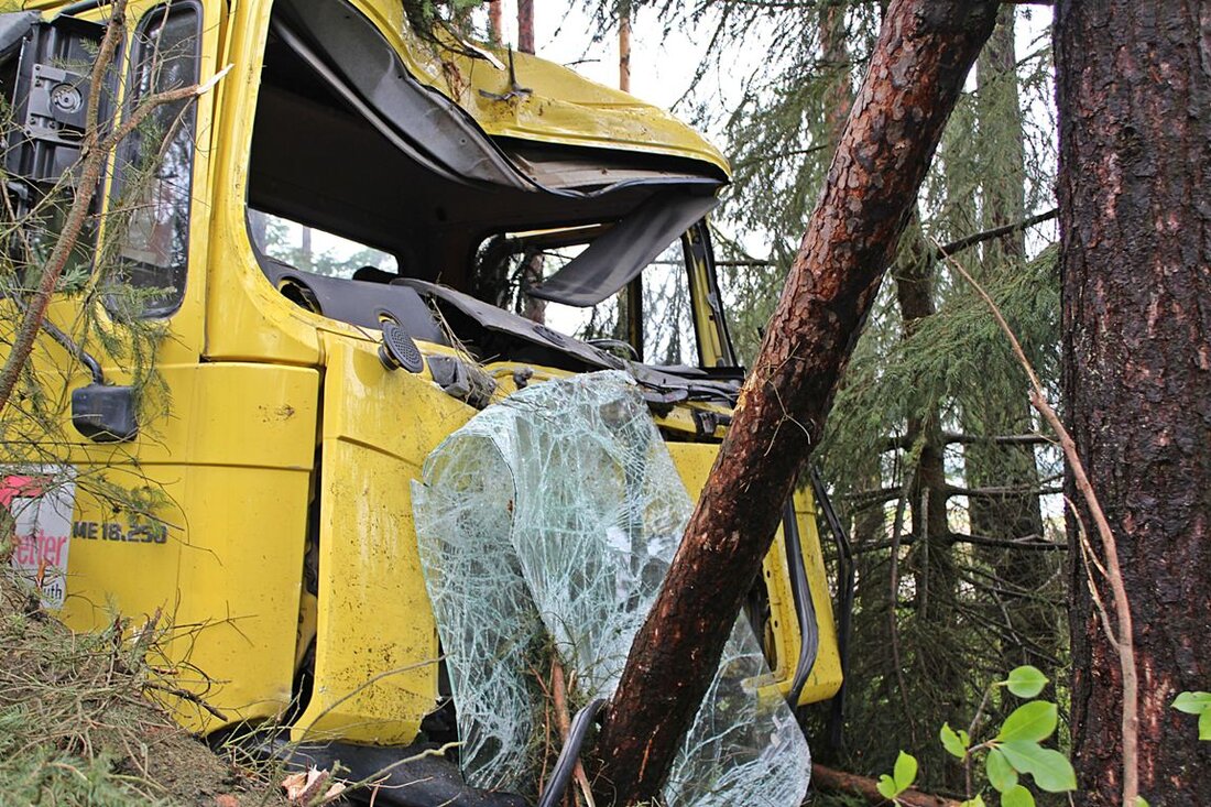 Dießfurt. Von der Straße aus war der Unfall kaum zu sehen: Auf der B470 war ein Lkw-Fahrer (58) aus Kemnath aber in einer leichten Kurve immer weiter in den Gegenverkehr [&hellip;]