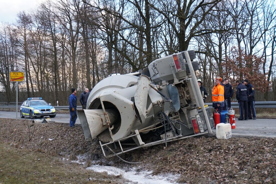 Rothenstadt/Pirk. Im Moment ist die Straße zwischen Rothenstadt und Pirk gesperrt. Dort ist ein Betonmischer umgestürzt.  Von Rothenstadt kommend ist vor rund 30 Minuten ein Betonmischer in Richtung Pirk in [&hellip;]
