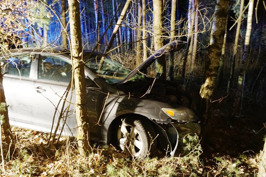 Dießfurt/Grafenwöhr. Wirtschaftlicher Totalschaden ist die Folge eines Unfalls an der Josephsthal-Kreuzung. Eine Autofahrerin kam von der Straße ab und krachte gegen mehrere Bäume.  Der Unfall passierte auf der NEW22 zwischen Dießfurt [&hellip;]
