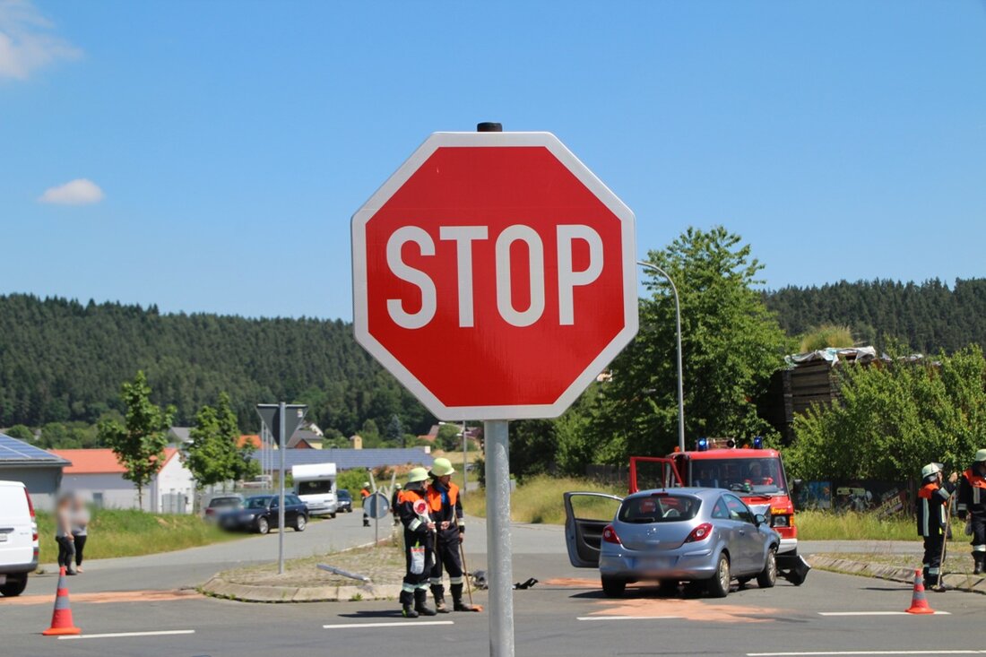 Pressath/Schwarzenbach. Zwei Personen wurden heute bei einem Unfall verletzt. Ein Kleintransporter-Fahrer hatte ein Stoppschild missachtet. Heute gegen 11:20 Uhr befuhr eine Landkreisbewohnerin mit ihrem Opel Corsa die NEW5 von Schwarzenbach in [&hellip;]