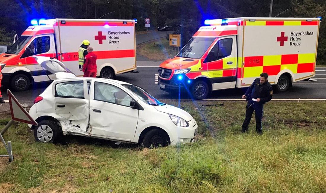 Etzenricht. Zwei sich entgegenkommende Autos krachen auf Höhe des Fußballplatzes ineinander. Eine Fahrerin wird verletzt.  Ein Etzenrichter (25) fährt laut Polizei im Auto auf der Staatsstraße 2238 von Weiden nach [&hellip;]