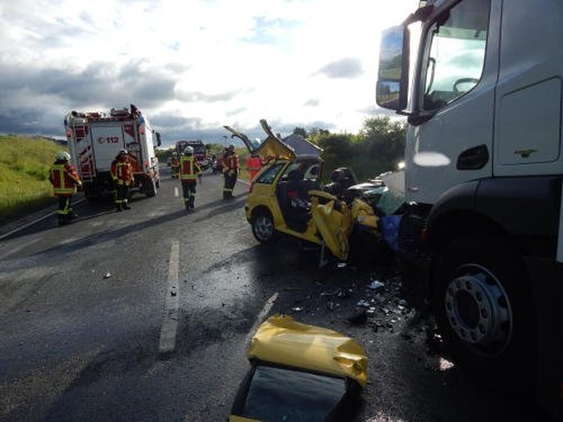 Kulmain. Auf der Staatsstraße 2177 Marktredwitz-Kemnath verstarb heute Morgen gegen 5 Uhr ein Autofahrer bei einem Unfall. Der 28-Jährige erlang seinen Verletzungen noch an der Unfallstelle.  Der Tscheche (28) war [&hellip;]
