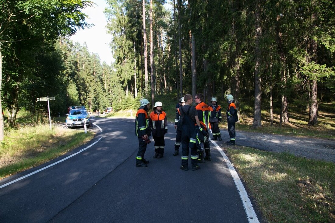Friedenfels. Große Suchaktion nach einem zunächst harmlos wirkendem Unfall: Ein junger Mann war am frühen Dienstagabend (24. Juli) mit seinem Audi unterwegs von Friedenfels in Richtung Poppenreuth. Mit ihm im Fahrzeug [&hellip;]