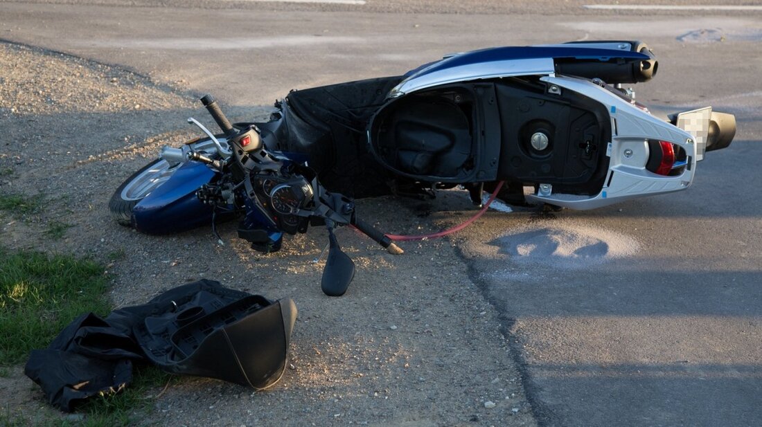 Altenstadt/WN. Beim Abbiegen wurde ein Rollerfahrer von einem Auto touchiert und stürzte. Der Autofahrer fuhr allerdings weiter. 