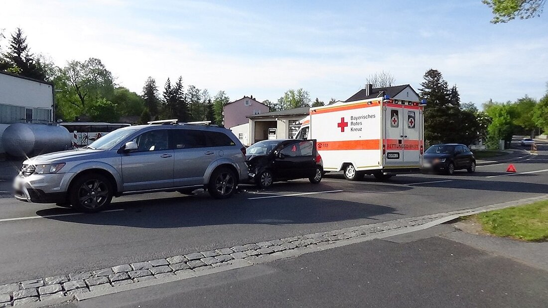 Grafenwöhr. Unfall an der Einfahrt zum Netto: Eine Autofahrerin kam ins Krankenhaus – ihr Auto ist Totalschaden.  Eine Renault Twingo-Fahrerin ist ungebremst in den Ford eines US-Amerikaners gekracht, der zum [&hellip;]