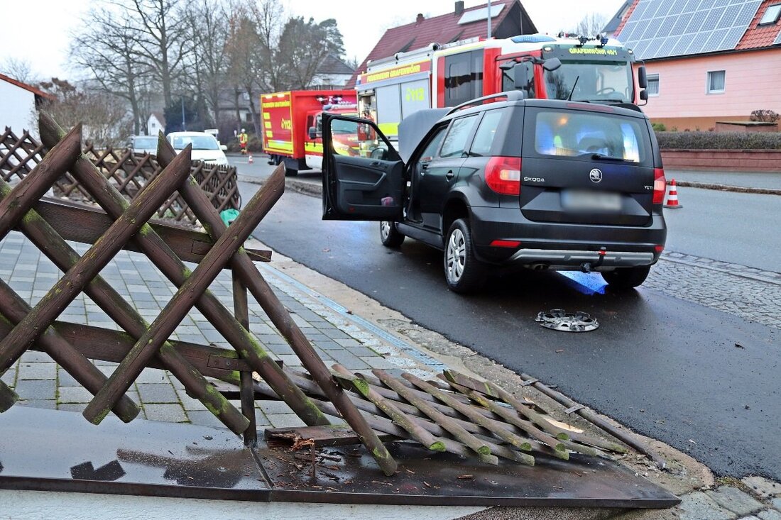 Grafenwöhr. Ein kaputter Zaun, Totalschaden an einem Skoda Yeti und viele Fragen bleiben nach einem Unfall auf der Felsmühlstraße.  Der Fahrer aus Grafenwöhr ist Dienstagnachmittag auf der Felsmühlstraße in Richtung [&hellip;]