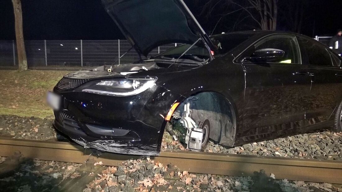 Grafenwöhr. Quietschende Reifen, dumpfe Schläge und schon lag das Auto auf den Gleisen. Ein Unfall in Grafenwöhr bringt Fragen auf.  Eine Anwohnerin hörte am Dienstagabend kurz vor Mitternacht ein Quietschen [&hellip;]