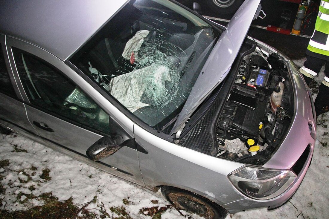 Grafenwöhr. Ein Autofahrer landete zwischen Grafenwöhr und Josephstal im Graben. Feuerwehr und Passanten reagierten zum Glück aber schnell.  Ein Autofahrer (34) kam auf der Kreisstraße NEW16 in Richtung Grafenwöhr gegen [&hellip;]