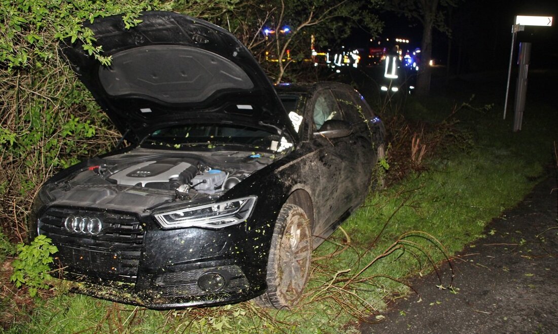 Grafenwöhr. Plötzlich überquert ein Tier die Fahrbahn, der Autofahrer reißt das Lenkrad herum und kommt von der Straße ab. Durch die Böschung fliegt das Auto hinunter und rammt mehrere kleine Bäume. [&hellip;]