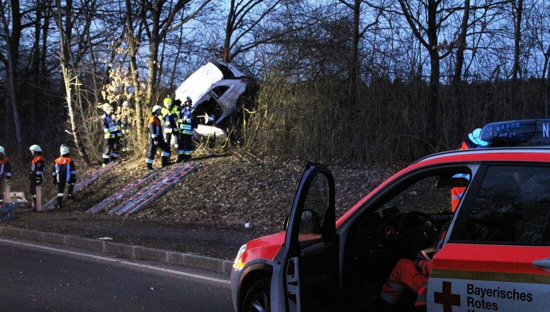 Seugast/Kulmain. Unfall mit schweren Folgen auf der B299 – eine Frau (24) aus Kulmain kam nach der Schleuderpartie mit ihrem Fiat 500 ins Krankenhaus.  Auf der B299 zwischen Großschönbrunn und [&hellip;]