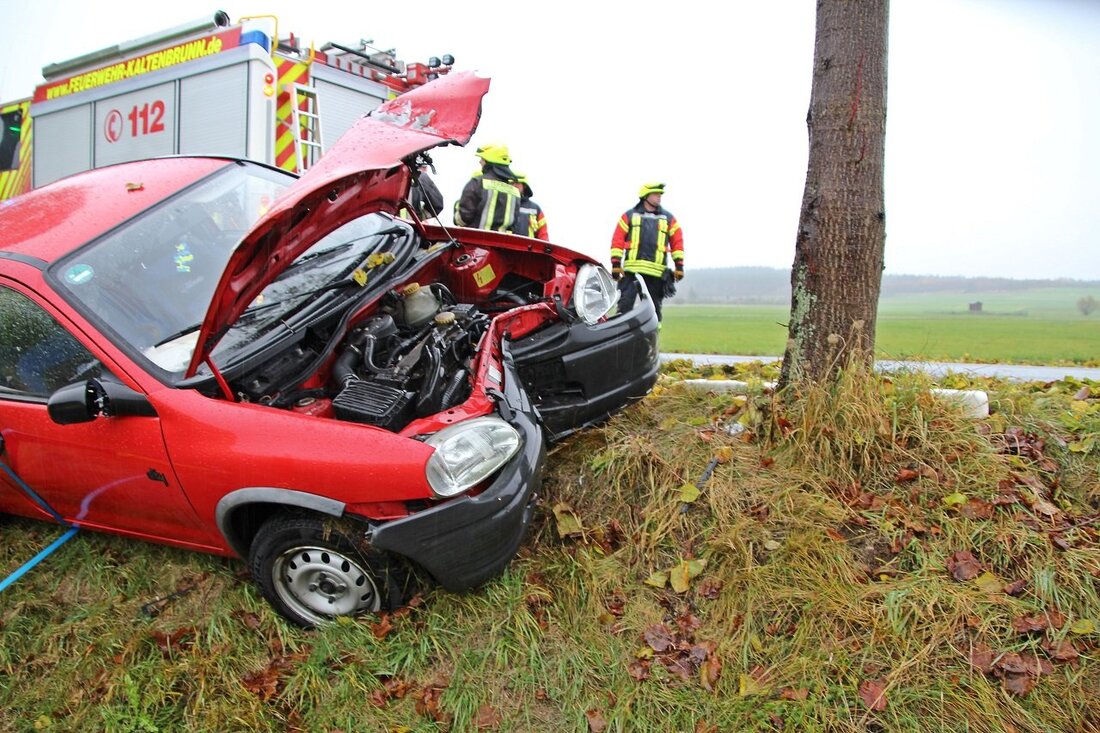 Kaltenbrunn. Erster Schnee(-regen), schon folgen die ersten Unfälle. Auf der B299 zwischen Kaltenbrunn und Tanzfleck hat es einen Autofahrer (30) aus Grafenwöhr erwischt, der von der glatten Straße in einen [&hellip;]