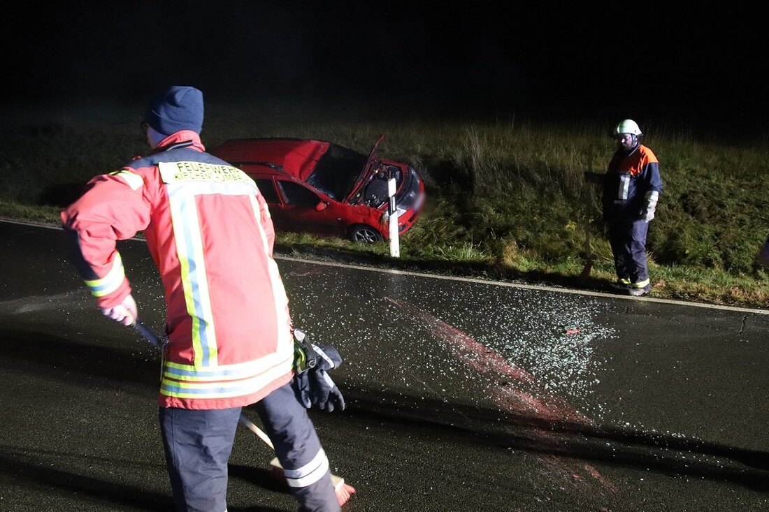 Kirchenthumbach. Eine Autofahrerin (18) fährt ungebremst in eine Kreuzung ein. Ein anderes Auto rammt sie, durch die Wucht landet ihr Wagen im Straßengraben.  Es kracht Freitagabend gegen 21.30 Uhr: An [&hellip;]