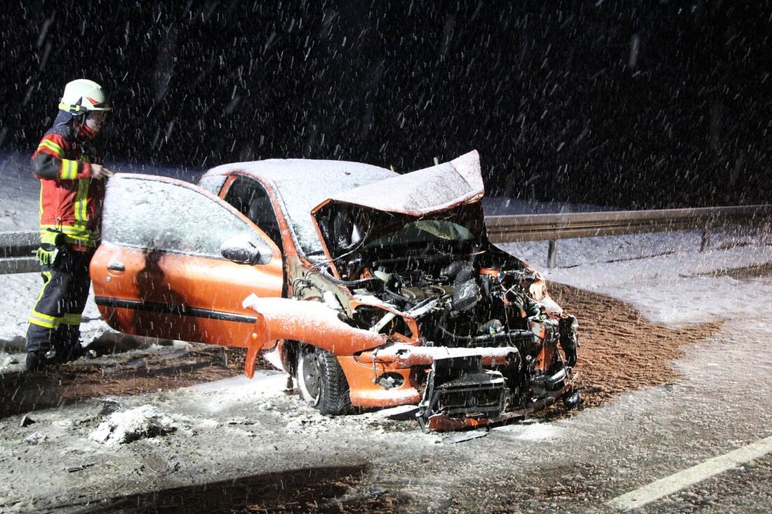 Kirchenthumbach. Ein Autofahrer geriet auf der B470 von Auerbach kommend in Richtung Eschenbach auf schneebedeckter Straße ins Schleudern. Verletzte, Totalschaden und Verkehrsbehinderungen im Berufsverkehr waren die Folge.  Der Autofahrer aus [&hellip;]