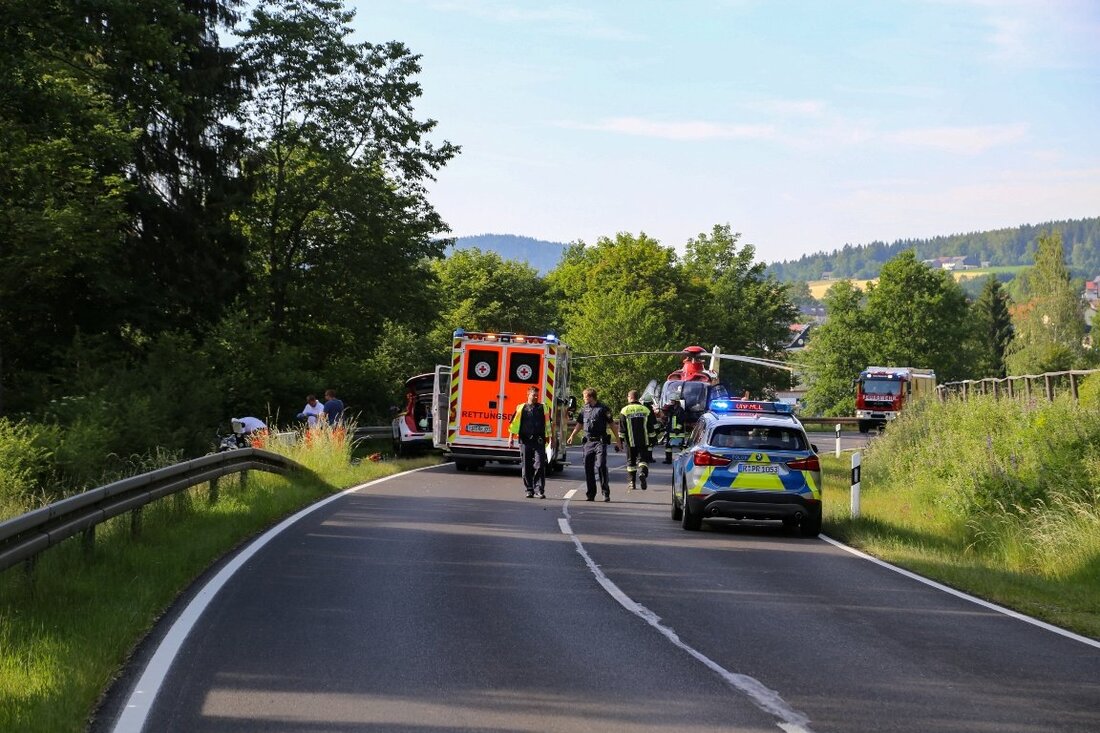 Ebnath. Ein Kradfahrer stürzt während der Fahrt – ein Rettungshubschauber brachte ihn ins Krankenhaus.  Der Kradfahrer (52) war Dienstagnachmittag mit seiner Simson bei Ebnath unterwegs, als der Unfall passierte. Er war in [&hellip;]