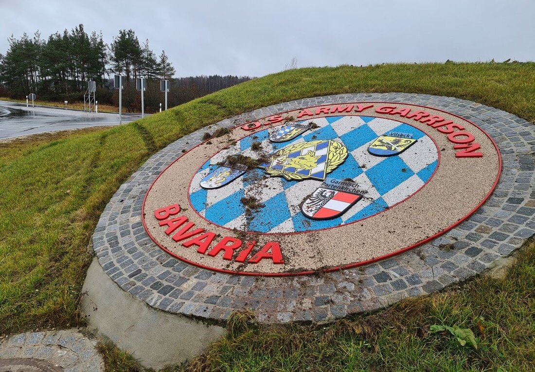 Grafenwöhr. Ein Autofahrer ist beim Kreisverkehr an der Lagerwache 6 quer über die Grünfläche und den Hügel gefahren – und hat dabei möglicherweise eine auffällige Radkappe verloren. Die Polizei nimmt [&hellip;]