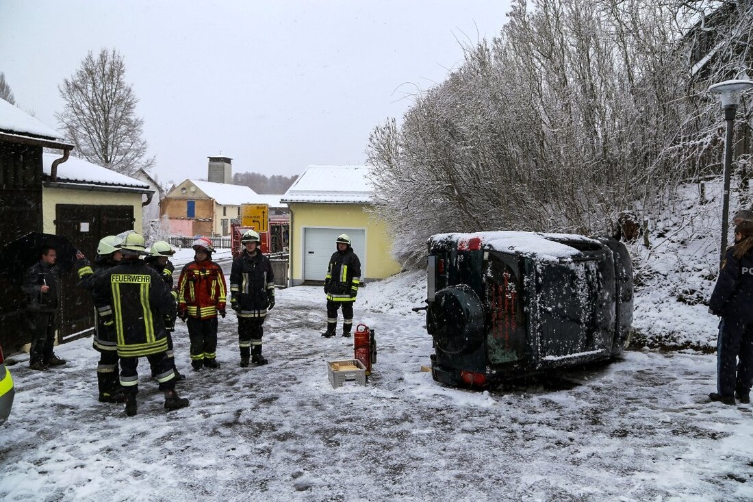 Kulmain. Ein Toyota geriet auf schneebedeckter Straße ins Schleudern und landete auf der Seite – die Feuerwehr musste dem Mann über die Heckklappe befreien.  Nicht angepasste Geschwindigkeit war wohl der [&hellip;]