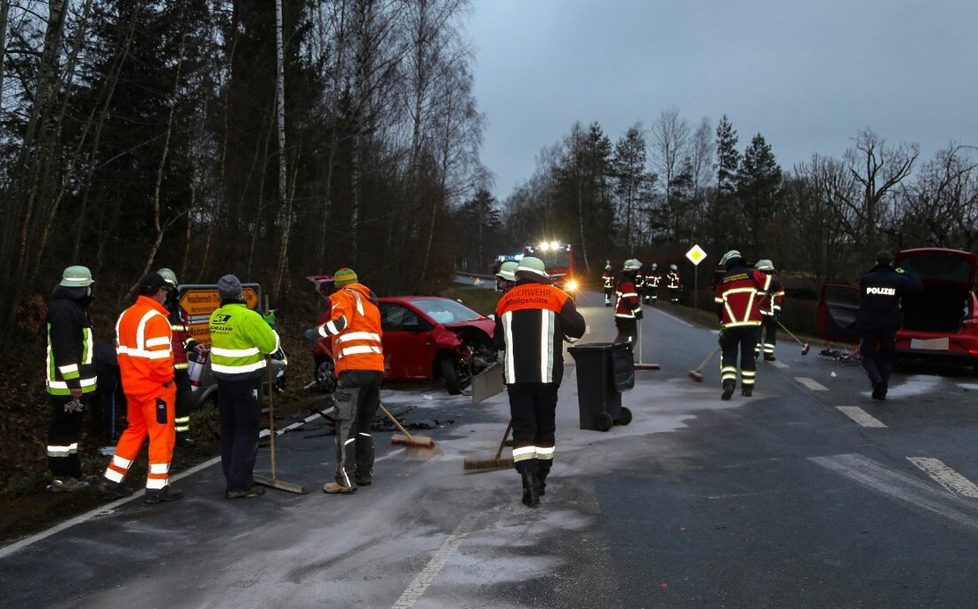 Leonberg. Drei Autos sind auf der Kreisstraße Höhe Zirkenreuth ineinander gekracht. Es soll auch Verletzte geben.  Freitagmorgen hat es auf der Kreisstraße TIR 22 bei Zirkenreuth ordentlich gekracht. Drei Autos [&hellip;]