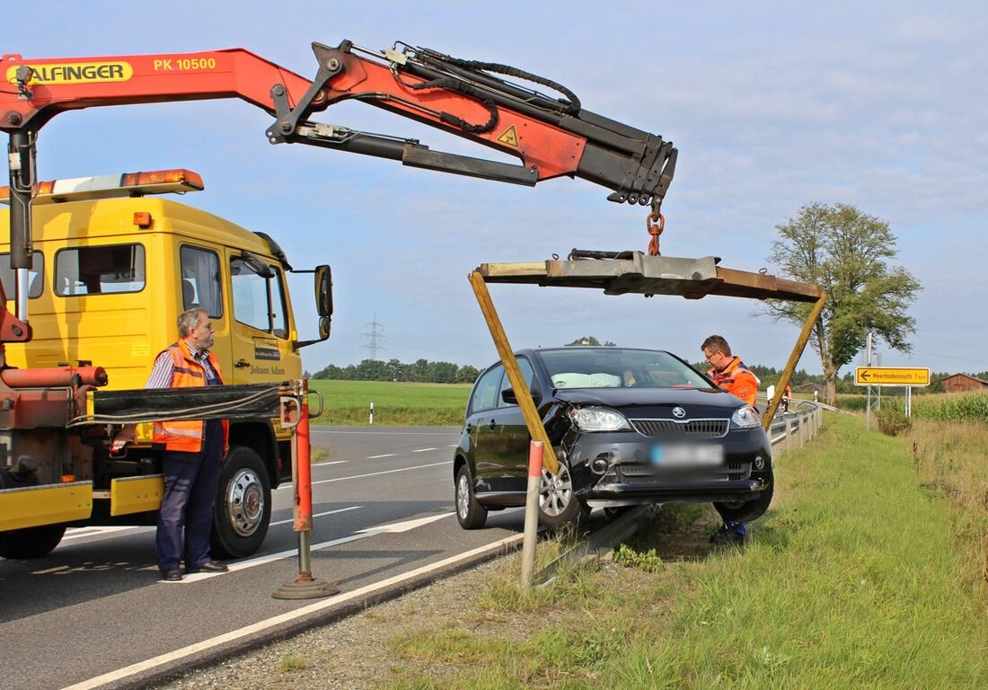 Meerbodenreuth. Zwischen Parkstein und Altenstadt/WN wären fast zwei Autos frontal zusammengestoßen. Ein Autofahrer wich aus – gekracht hat es aber trotzdem.  Der Unfall passierte heute Morgen gegen 8.40 Uhr auf [&hellip;]
