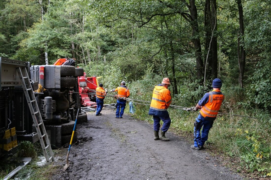 Mitterteich. Ein mit Hackschnitzel beladener Sattelzug ist auf einem Waldweg umgekippt. Die Bergung wird aufwendig.  Eine kleine Ursache hatte am Mittwochnachmittag in einem Waldgebiet in der Gemeinde Pechbrunn eine große [&hellip;]