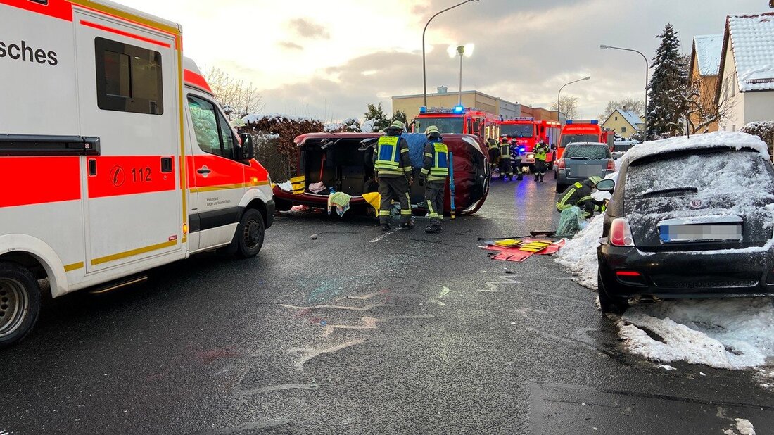 Weiden. In der Mooslohstraße ist ein schwerer Unfall passiert: Eine Autofahrerin kracht in ein geparktes Auto – Feuerwehrkräfte müssen sie aus ihrem Wagen schneiden.  Nach Angaben der Polizei war die [&hellip;]